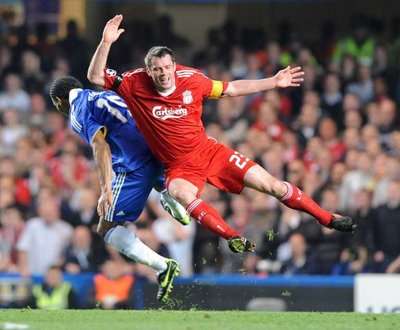 صراع علي الكرة بين لاعب ليفربول جيمي كارجار ولاعب تشيلسي مالودا