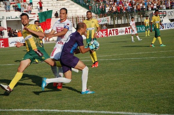 لقطة من مباراة الملعب التونسي ومستقبل المرسى يظهر فيها الحارس الطرابلسي 