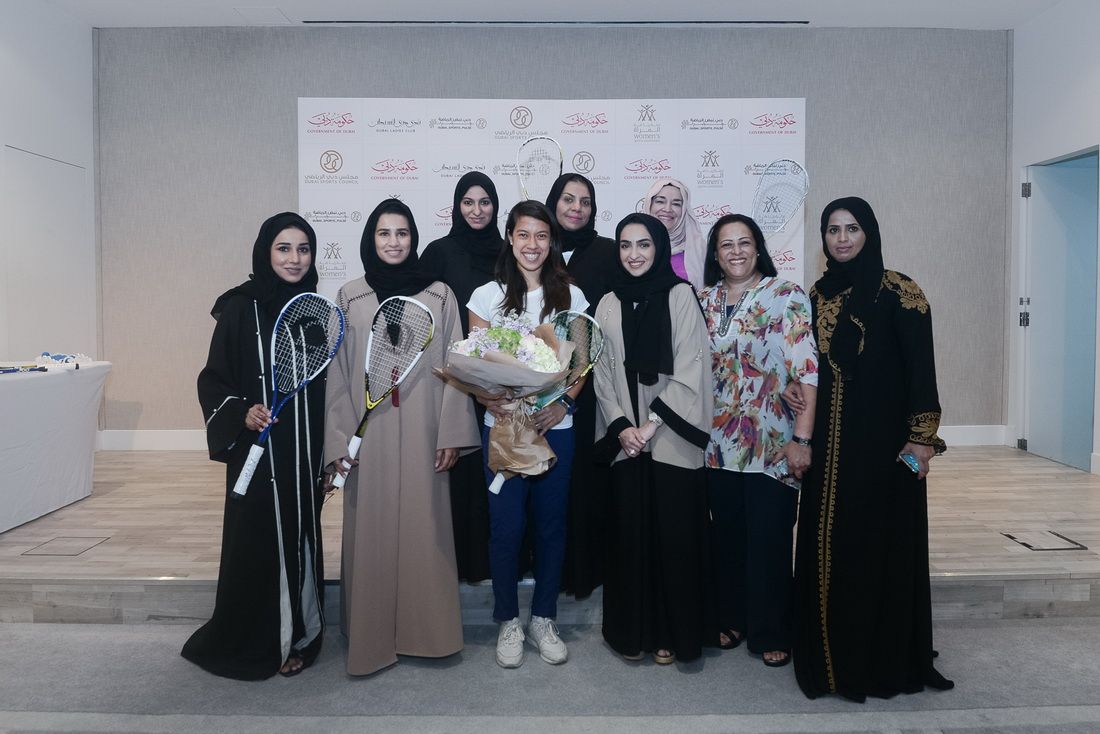 نيكول ديفيد تتوسط عضوات لجنة رياضة المرأة وبعض الحاضرات 