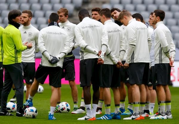 2016-03-28t155404z_1076272178_gf10000362942_rtrmadp_3_soccer-friendly-deu-ita_reuters