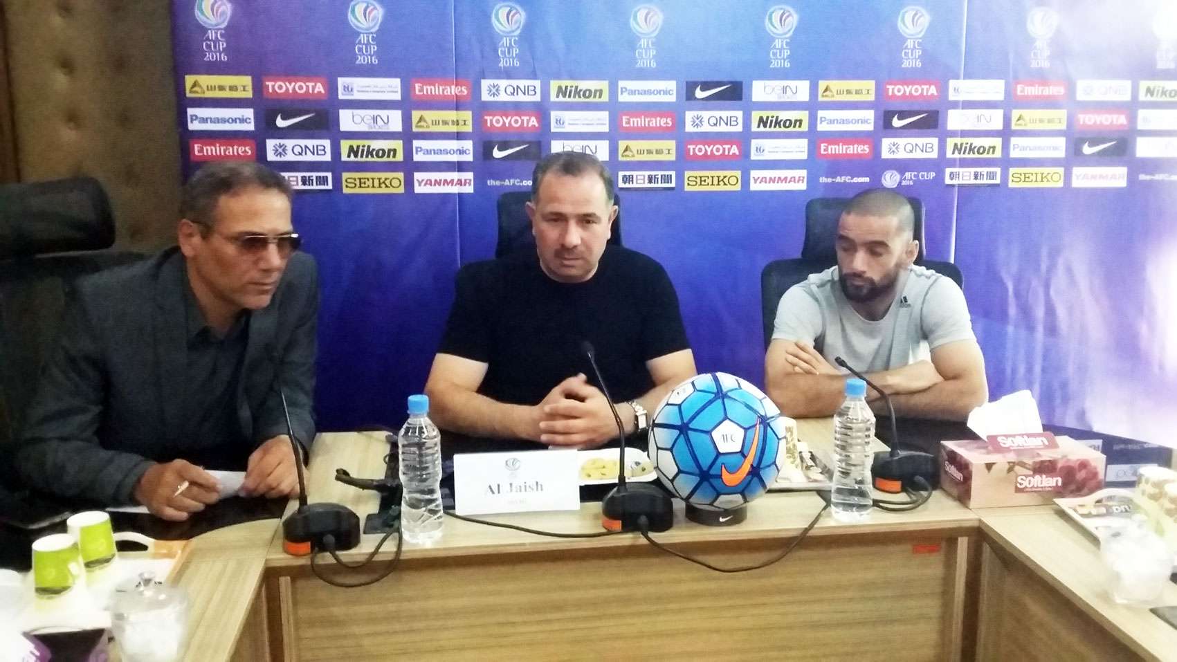 الشعار خلال المؤتمر الصحفي