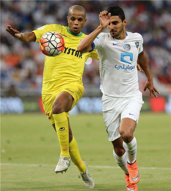  إلتون ألميدا في مباراة فريقه أمام نجران