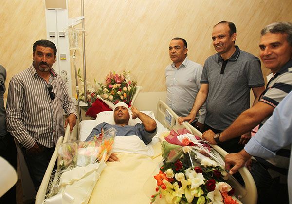 رئيس الاتحاد التونسي وديع الجريء عند زيارته امس لحارس المرسى الطرابلسي