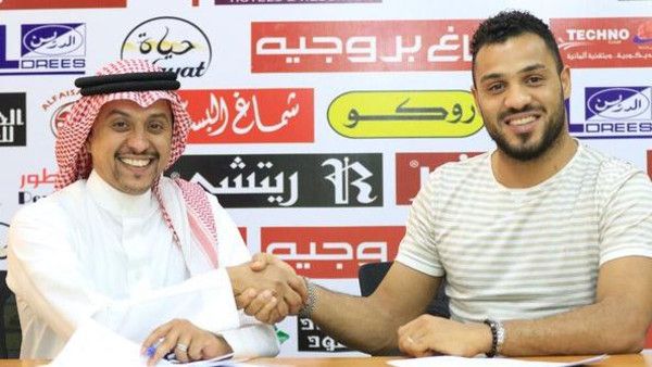 المدافع محمد سالم لحظة تمديد عقده