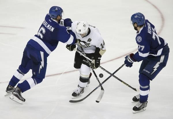 2016-05-25t032038z_1299792965_nocid_rtrmadp_3_nhl-stanley-cup-playoffs-pittsburgh-penguins-at-tampa-bay-lightning_reuters