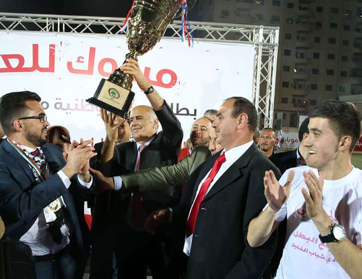 الرجوب يسلم شباب الخليل درع الدوري