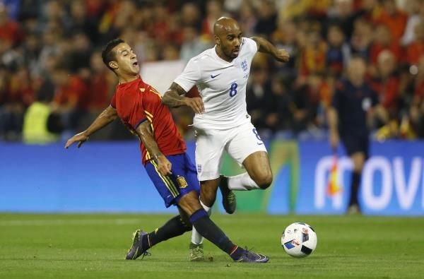 فابيان ديلف (يمين)