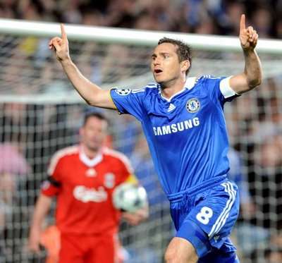 لامبـارد يركض فرحـا بعد تسجيله أحد أهداف فريقه في مرمى ليفربول