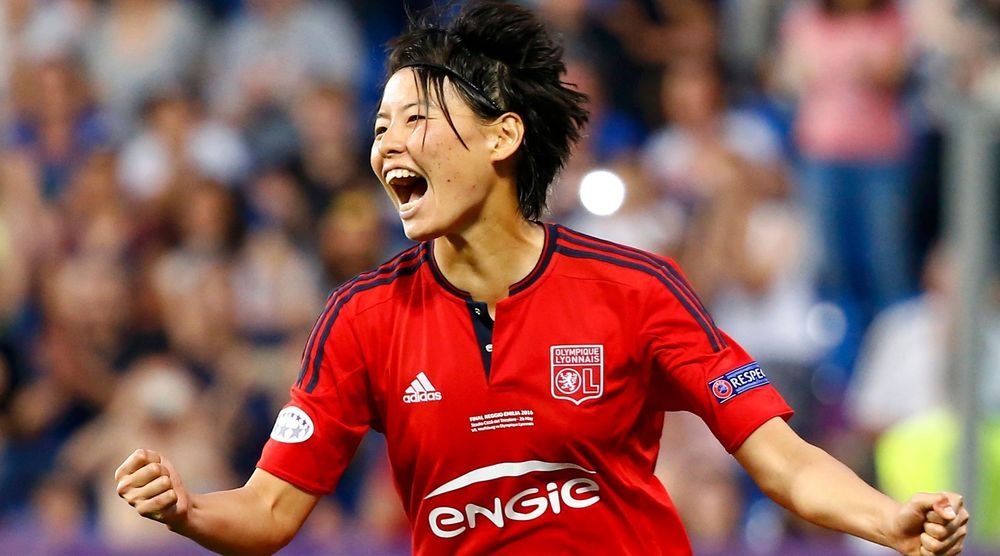 اليابانية ساكي كوماغاي بعد تسجيلها الركلة الأخيرة والحاسمة