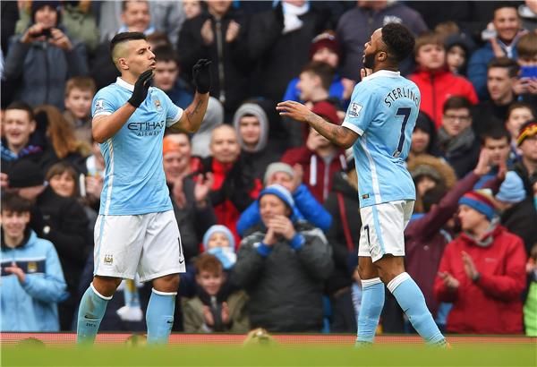 رحيم سترلينج (يمين)