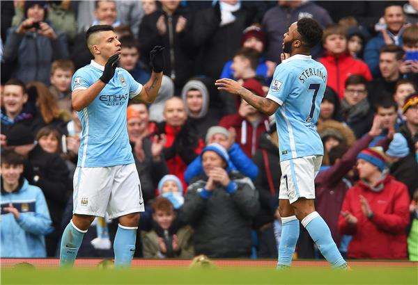 رحيم سترلينج (يمين)