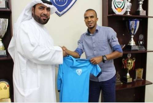 ياسين البخيت خلال توقيع العقد مع حتا 