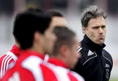 فـان باسـتـن بدأ النضـج الـتـكـتـيـكـي ويسعـى لمركـز الوصيف هذا الموسـم