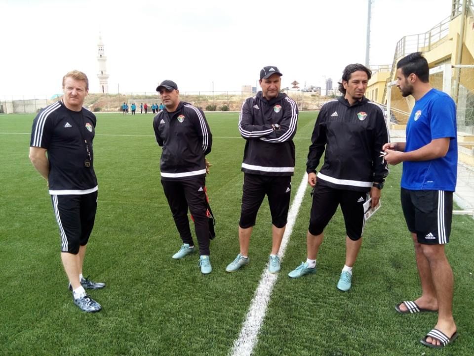 أبو زمع والجهاز الفني خلال تدريب اليوم 