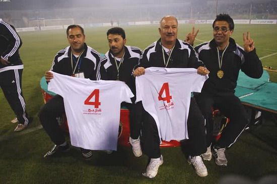 الطاقم الإداري لنادي الوحدات يحملون قمصان مكتوب عليها 