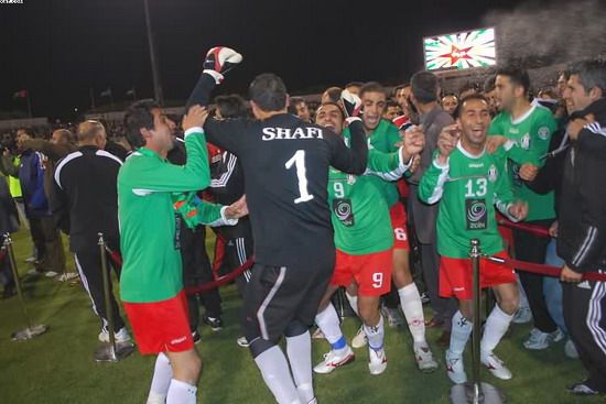 اللاعبين يرقصون فرحا بلقب كأس الأردن وتحقيق الرباعية التاريخية