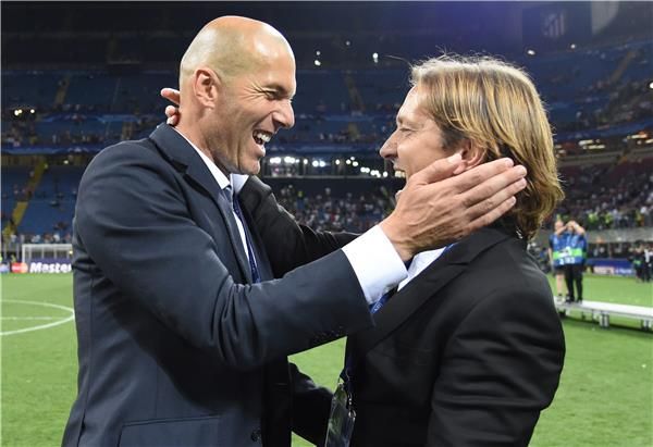  ميشيل سالجادو يهنىء زيدان