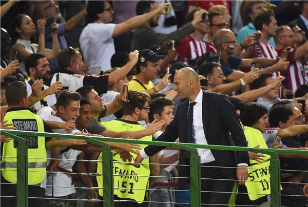 زيدان مع جماهير مباراة أمس