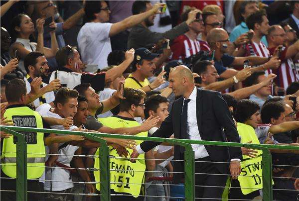 زيدان مع جماهير مباراة أمس