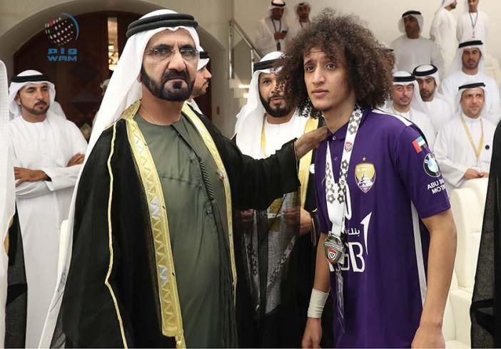 الشيخ محمد بن راشد يقلد عموري بالميدالية الفضية