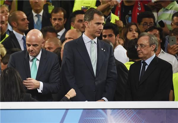 فلورنتينو بيريز على اليمين