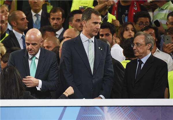 فلورنتينو بيريز على اليمين