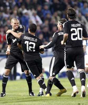 مارسيللو محتفلا مع زملائه بهدف الفوز الوحيد