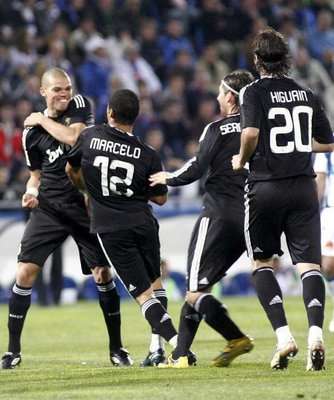 مارسيللو محتفلا مع زملائه بهدف الفوز الوحيد