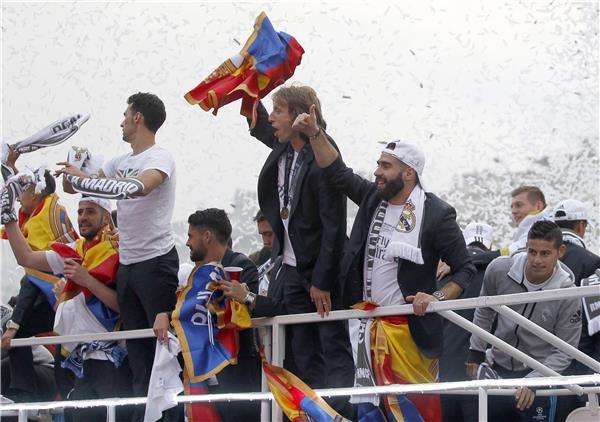 الفارو اربيلوا على اليسار فى احتفالات فريقه