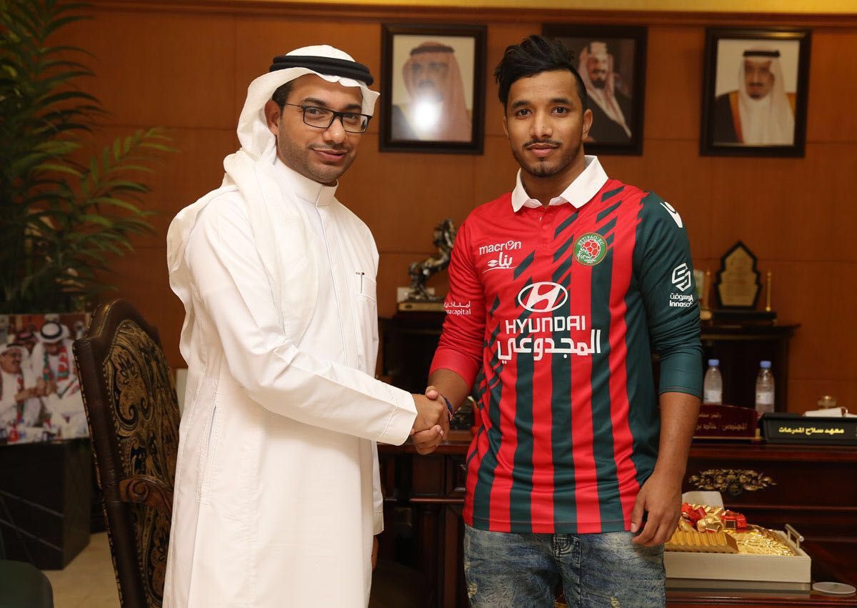 ناصر العبدلي بجوار رئيس الاتفاق خالد الدبل 