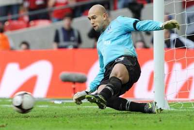 هوارد يتصدى لركلة لاعب مانشستر برباتوف