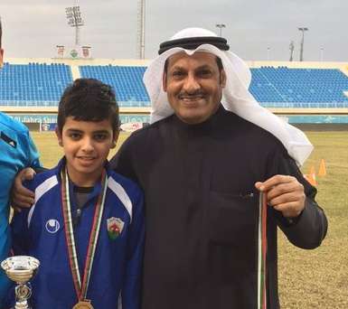 محمد علي (يمين)