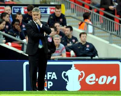 الهولنـدي هيدينـك يتابع مباراة فريقه ضد آرسنال في نصف نهائي كأس إنجلترا