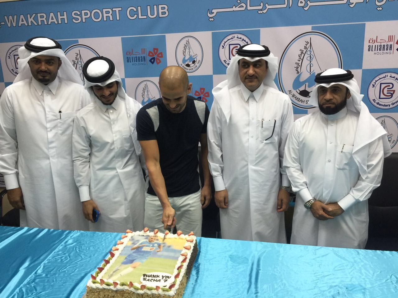  سيبستيان ساز يتوسط الحاضرين