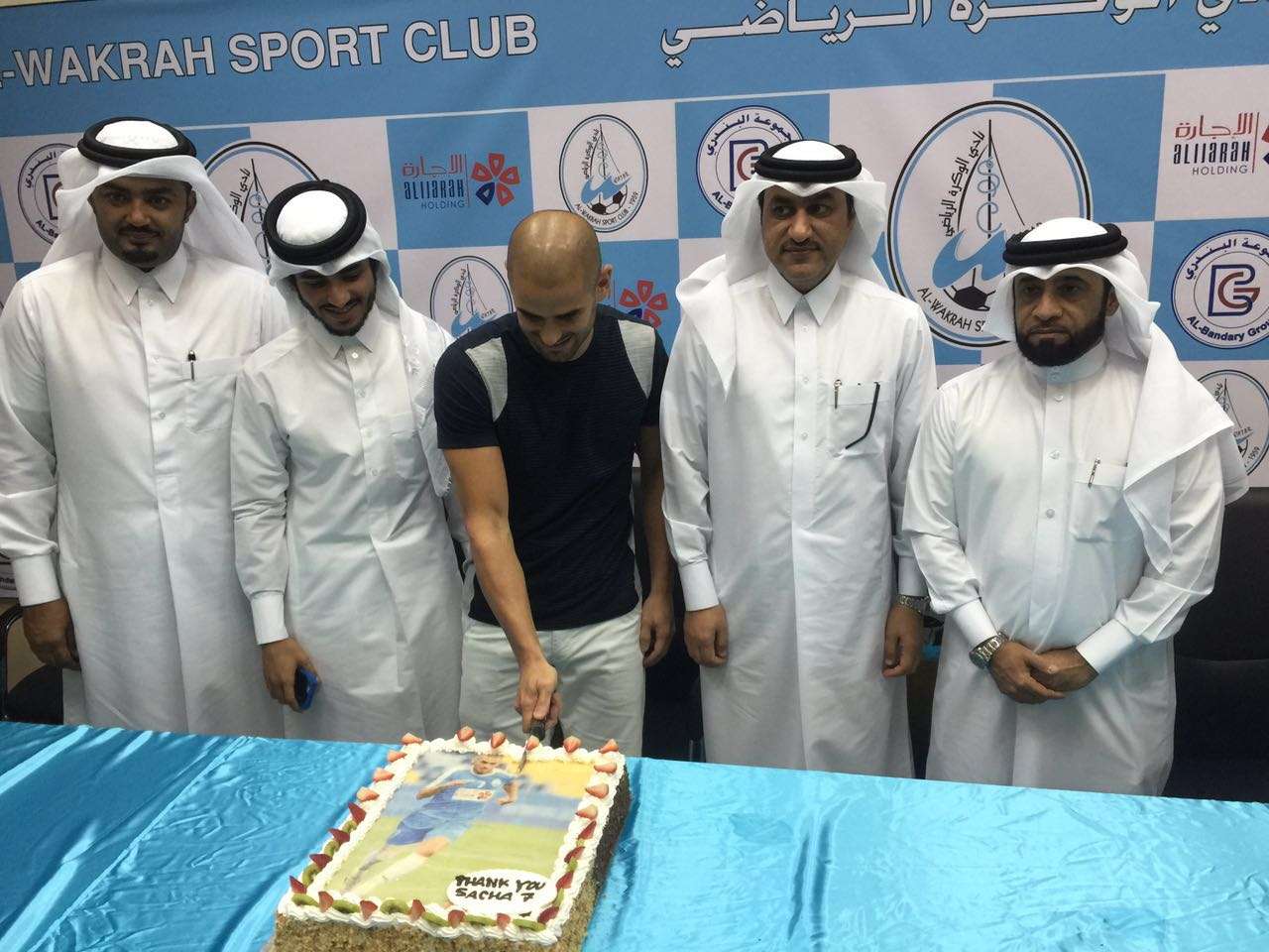  سيبستيان ساز يتوسط الحاضرين