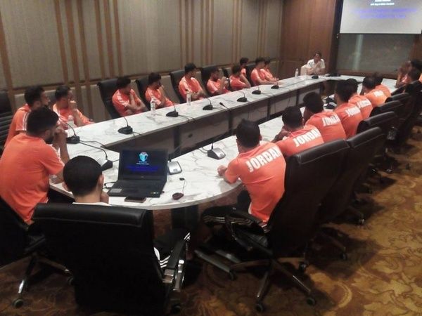 أبو زمع يحاضر بلاعبي منتخب الأردن