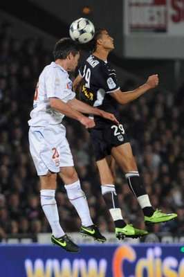 لاعب بوردو الشماخ يتصارع علي الكرة مع فابيو لاعب ليون