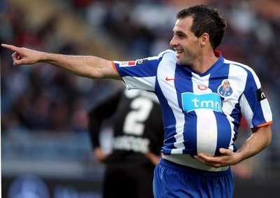 الأرجنتيني ماريانو أثناء أحتفاله بهدفه أمام اكاديمكا 