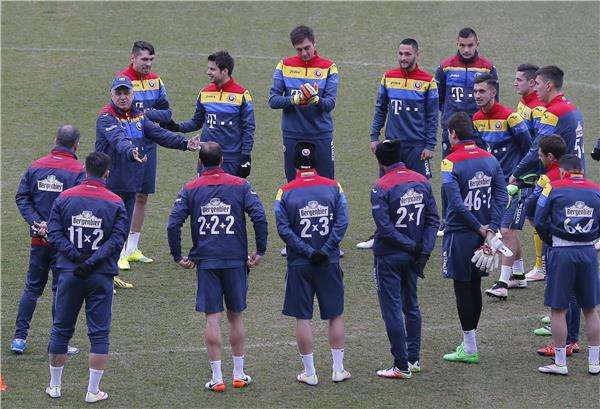  انجيل يوردانيسكو رفقة لاعبوه في التدريب