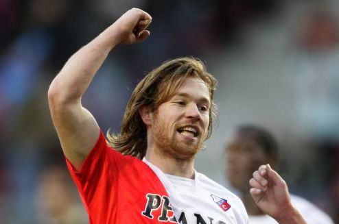 فـان دايـك يحتفل بهدف الثـلاث نقاط