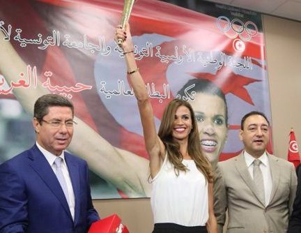 حبيبة الغريبي تتوسط رئيس الاتحاد التونسي لالعاب القوى ورئيس اللجنة الاولمبية التونسية