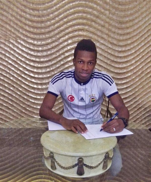 اللاعب أثناء التوقيع