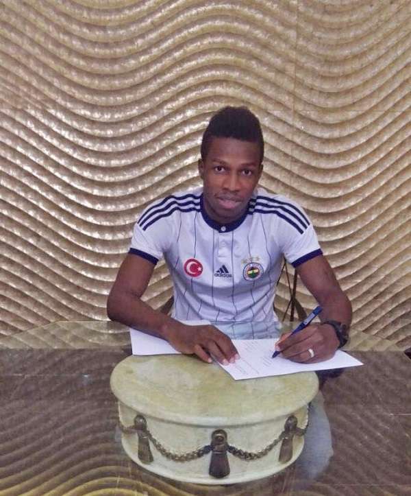 اللاعب أثناء التوقيع