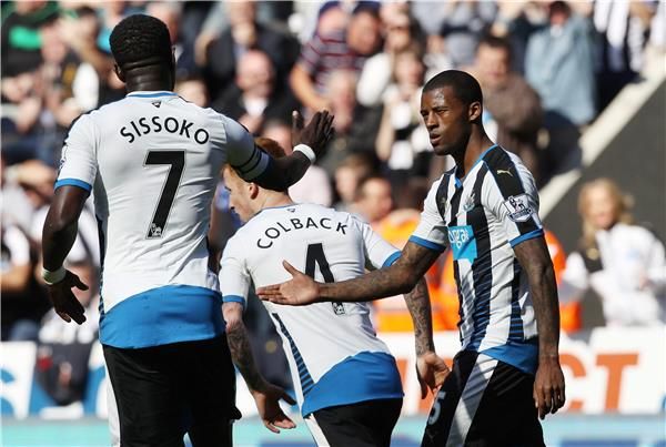 جيورجينهو فاينالدوم (يمين)