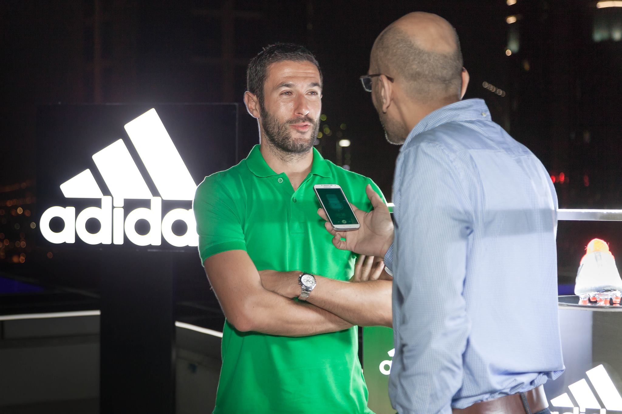 اللاعب البرتغالي مع الزميل ايمن المهدي