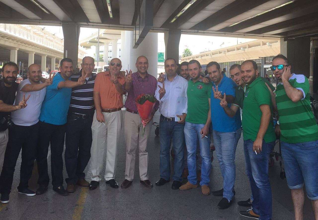 خوري مع أبناء الجالية الأردنية لحظة وصوله الإمارات