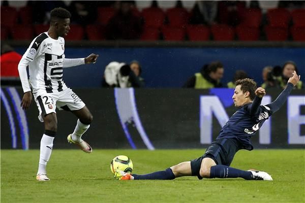  عثمان ديمبلي على اليسار