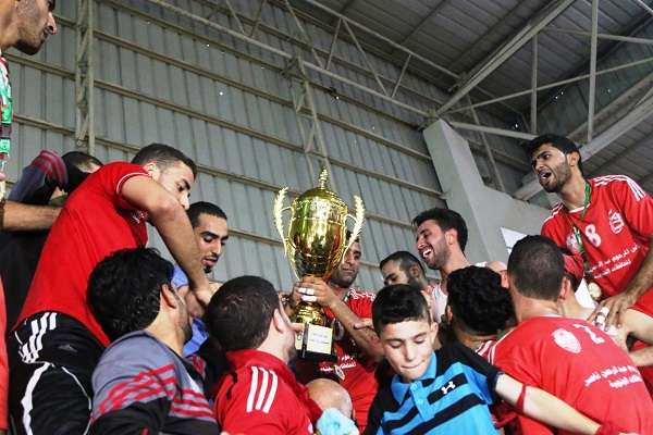 لاعبو خدمات جباليا يرفعون كأس  فلسطين لكرة الطائرة