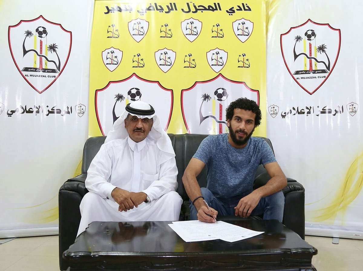 جانب من التوقيع