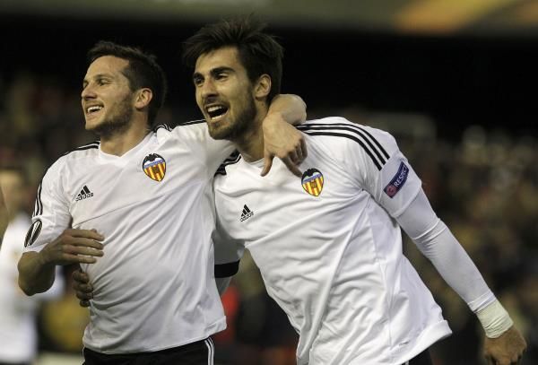 أندريه جوميز(يمين)